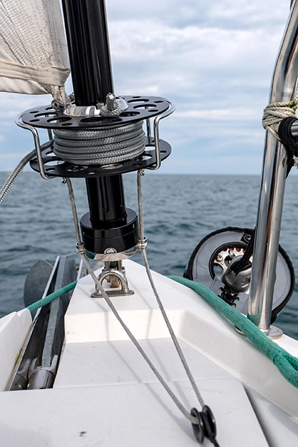 Tambor de enrollador de génova en velero de crucero atlántico