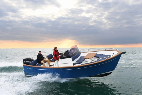 Barco a motor Rhea Marine 23 origine